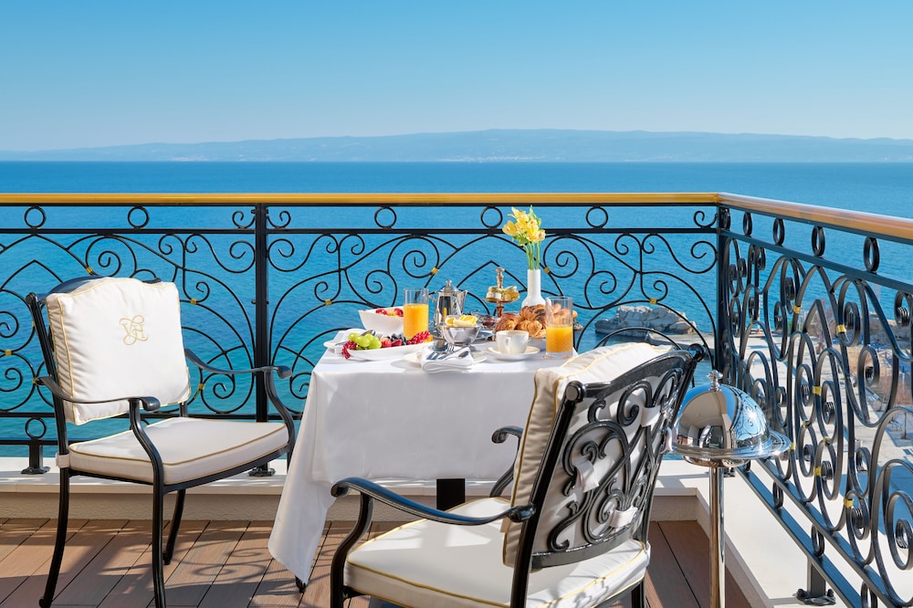 Luxury suite (Sea front, Balcony, Jacuzzi) - Photo 17
