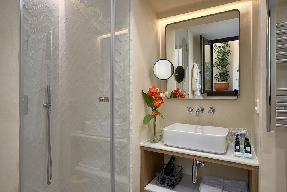 Standard Suite - Photo 9