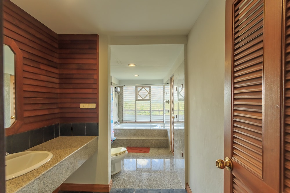 Three-Bedrooms Apartment (B) photo 2