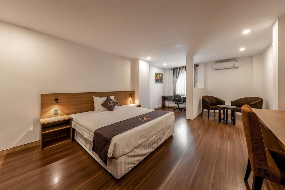 Superior Studio Suite, City View