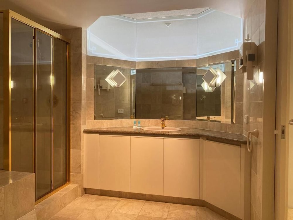 Sub Penthouse - Three Bedroom Apartment photo 2