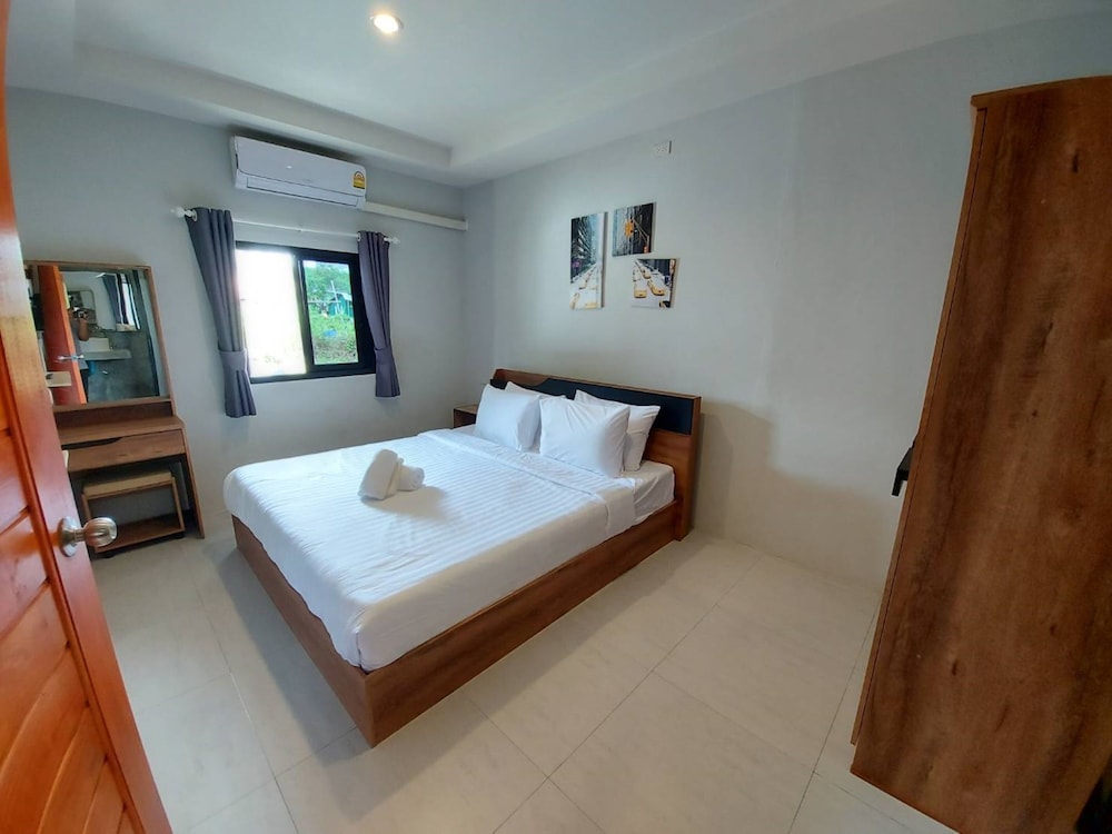 One Bedroom with Kitchen - Photo 1