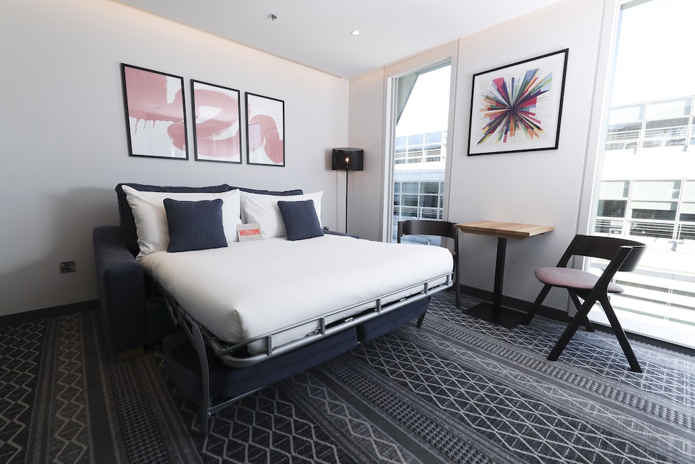 Suite, 1 King Bed with Sofa bed - Photo 4