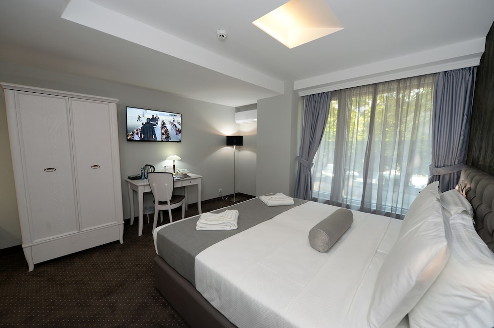 Superior Triple Room, City View photo 1
