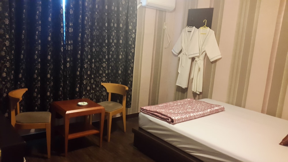Room, Mountain View (YouTube & Netflix available using personal account) photo 3