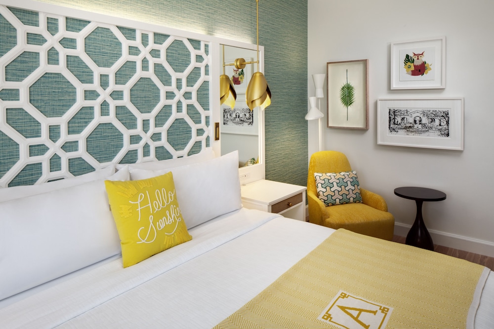 Premier Room, 1 King Bed photo 2