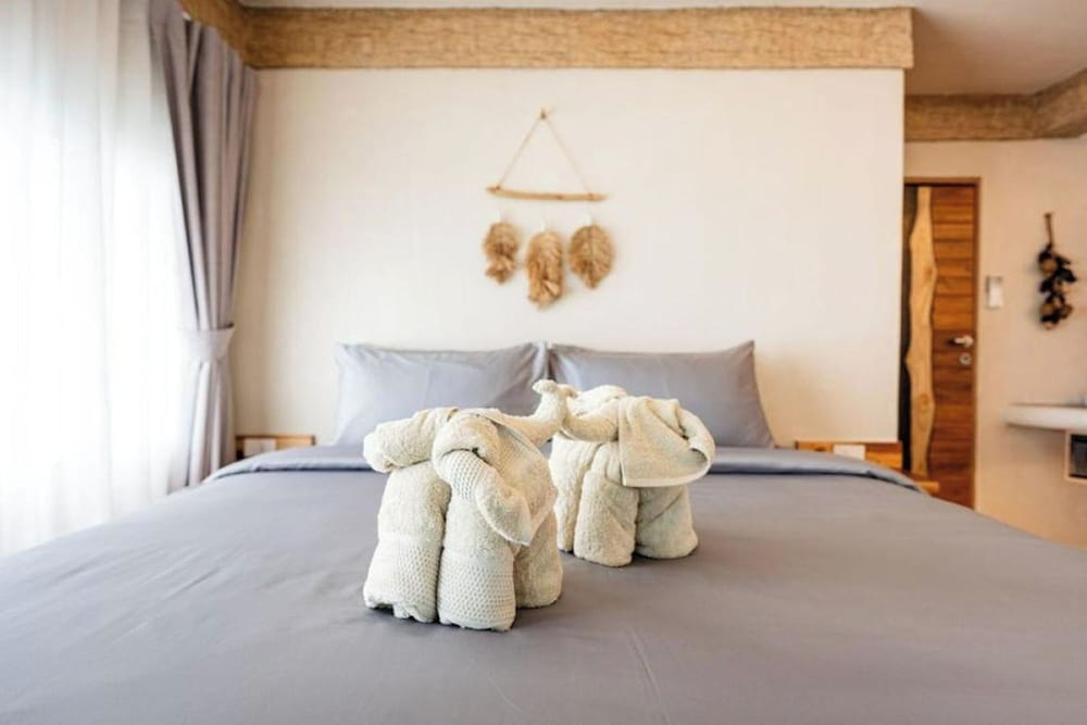 Family 2 Bedroom Suite with Direct Pool access and Seaview - Photo 3