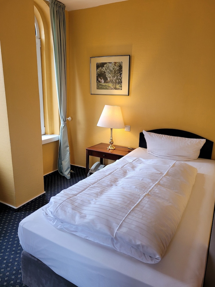 Twin Room, Partial Lake View