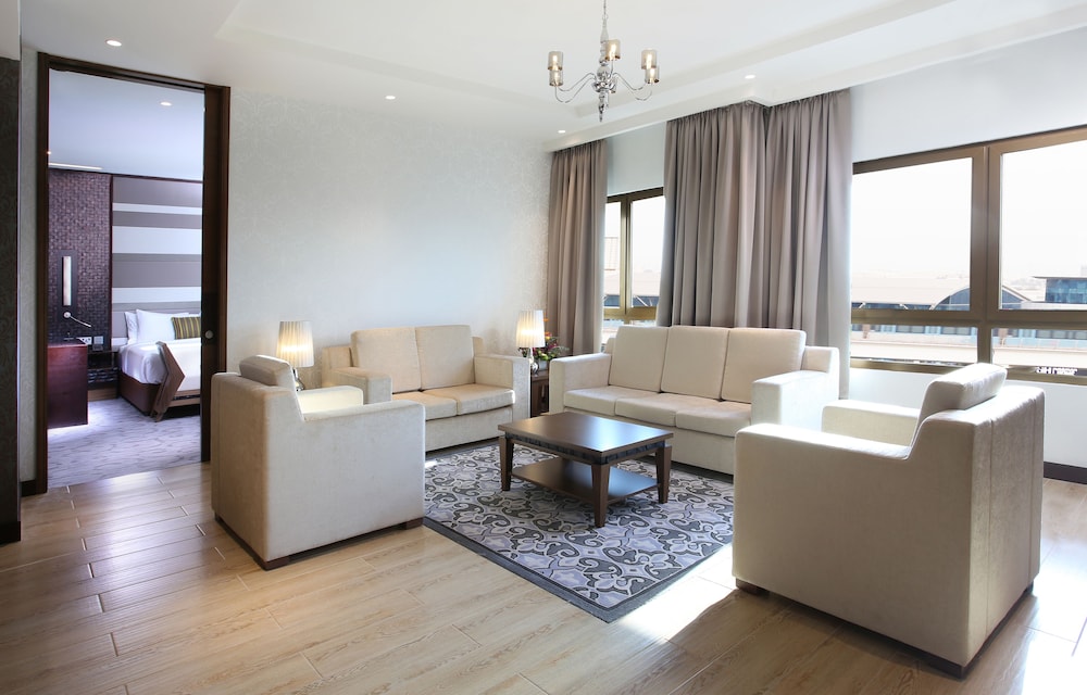 Ambassador Suite - Complimentary Shuttle Bus to Beach & Mall of the Emirates photo 2
