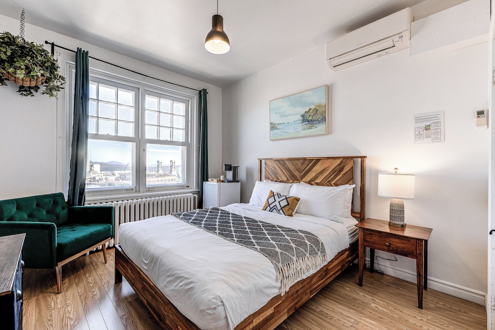 Standard Room, 1 Queen Bed, River View photo 1