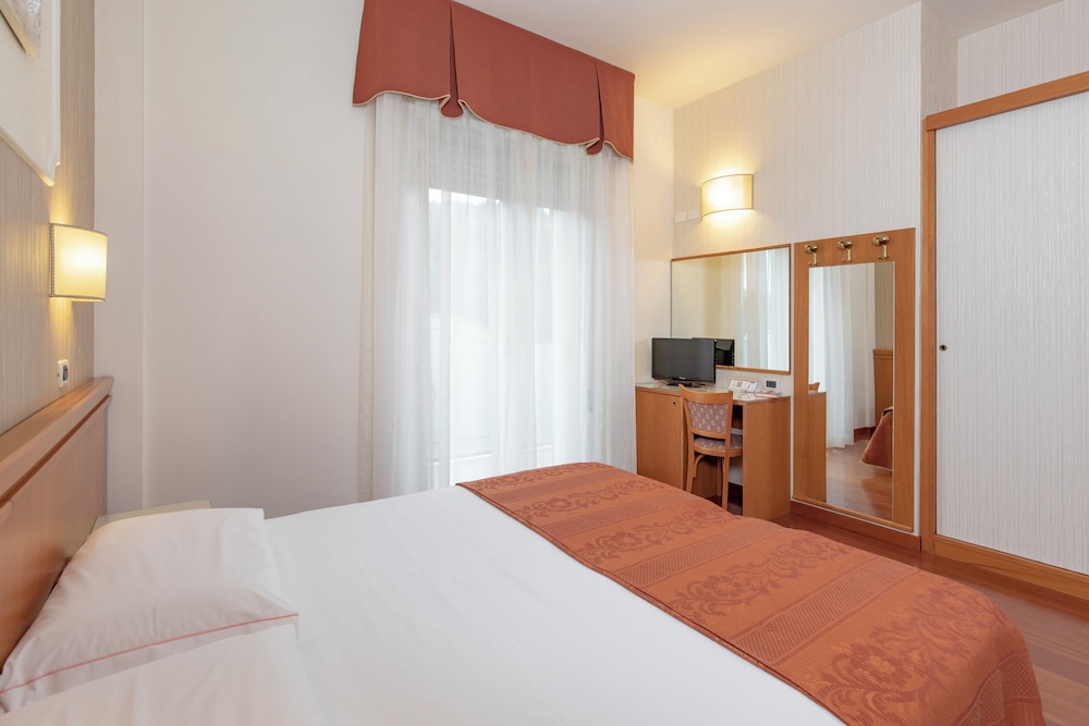 Standard Double or Twin Room, Partial Sea View