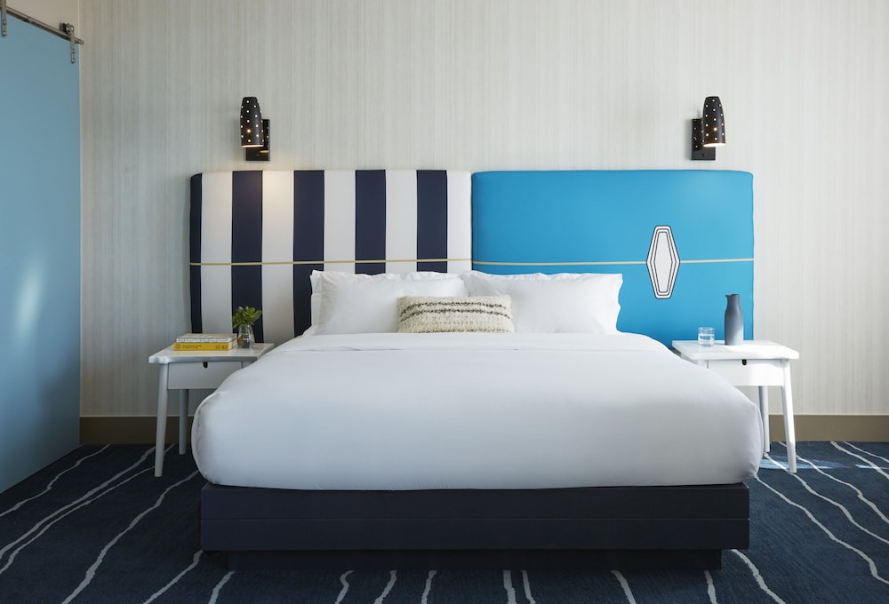Room, 1 King Bed, Accessible Bathtub (Mobility, Communications)
