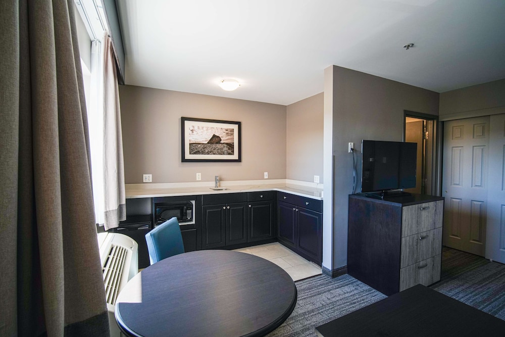 Suite, 1 Queen Bed, Non Smoking, Microwave