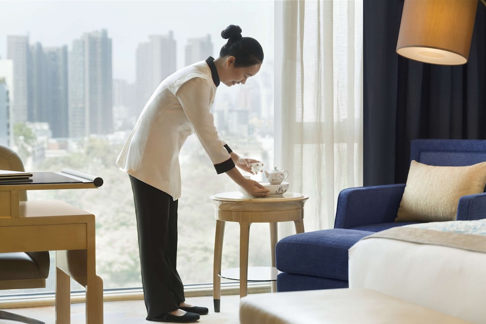 Suite, 1 King Bed, City View