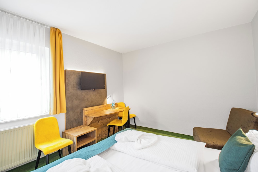 Economy Triple Room photo 3