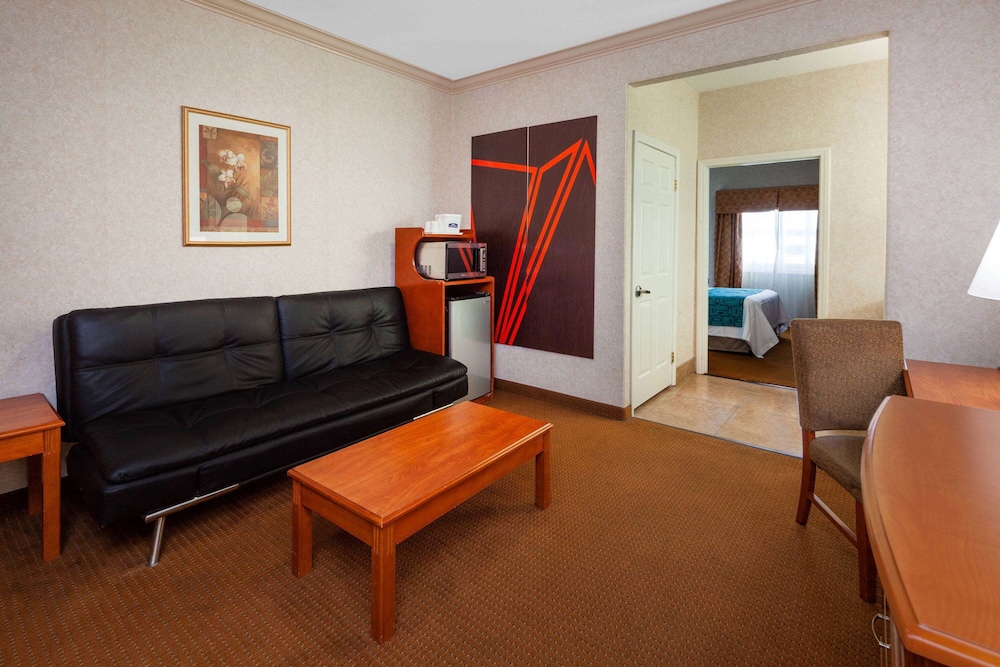 Suite, 1 Queen Bed, Smoking - Photo 4