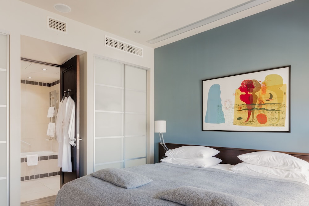 Two Room Suite 55m2 (592 sq ft) photo 2