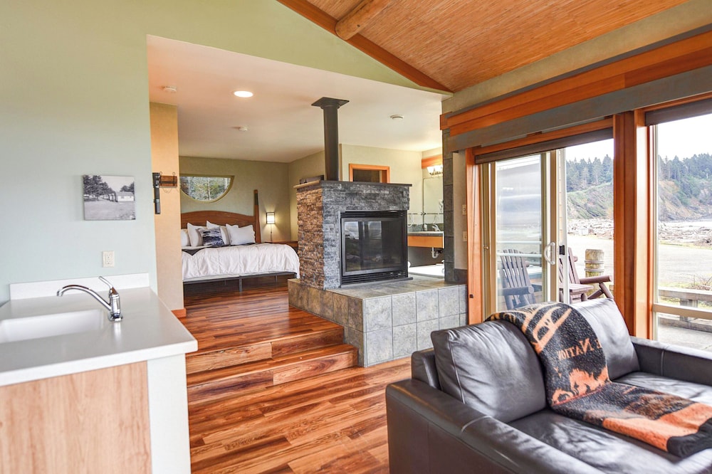 Luxury Studio, 1 King Bed, Oceanfront photo 3