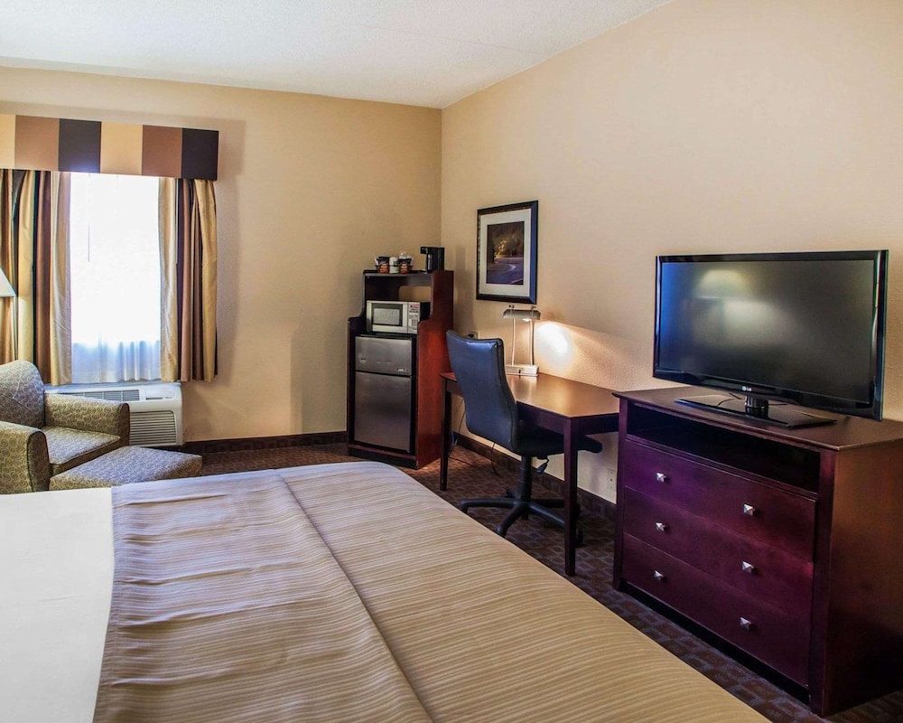 Standard Room, 1 King Bed, Non Smoking - Photo 2