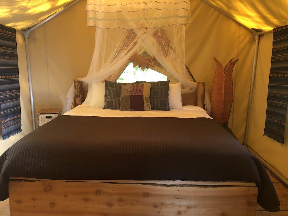 Honeymoon Tent, 1 King Bed, Lagoon View photo 2