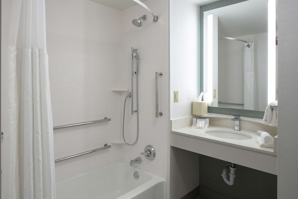 Junior Suite, 1 Queen Bed, Accessible, Bathtub (Hearing) - Photo 6