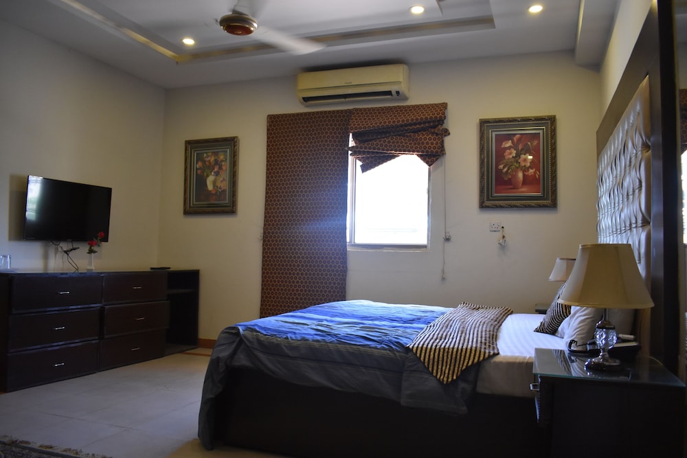 Standard Room, 1 Queen Bed photo 1