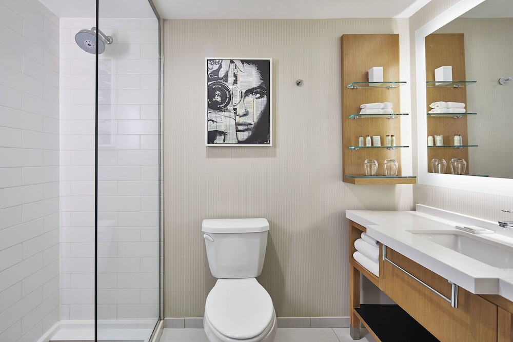 Suite, 1 Bedroom (Mobility/Hearing Access, Roll-in Shwr) - Photo 6