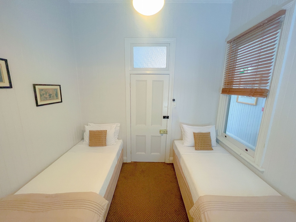 Economy Twin Room, Shared Bathroom photo 1