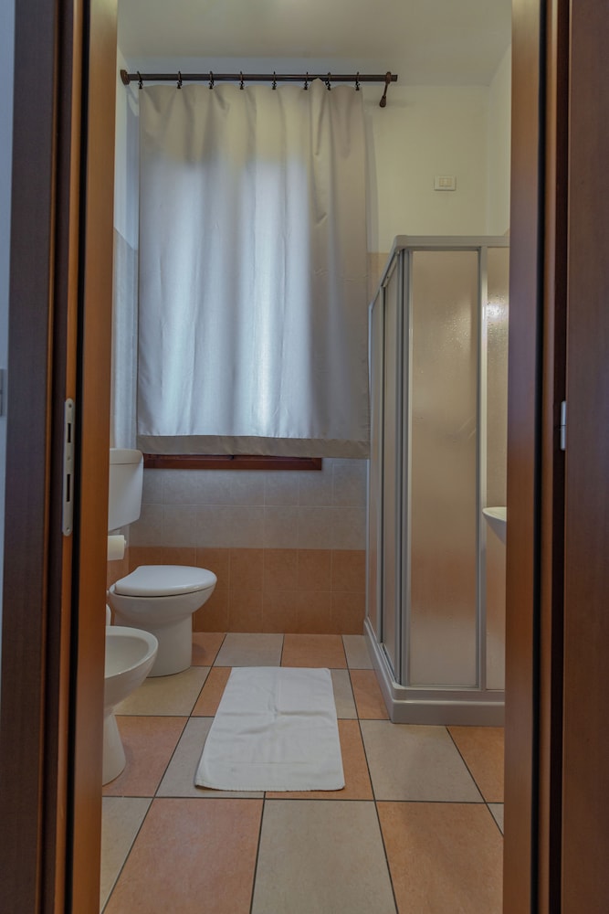 Classic Double Room, Non Smoking, Private Bathroom photo 3