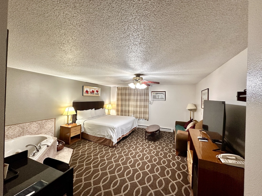 Standard Suite, 1 King Bed, Non Smoking, Hot Tub photo 1