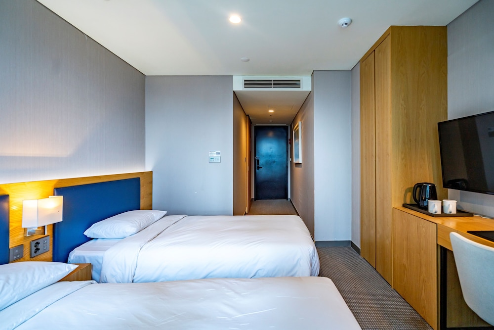 Family Twin Room - Photo 5