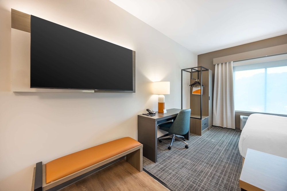 Suite, 1 King Bed with Sofa bed, Non Smoking - Photo 10