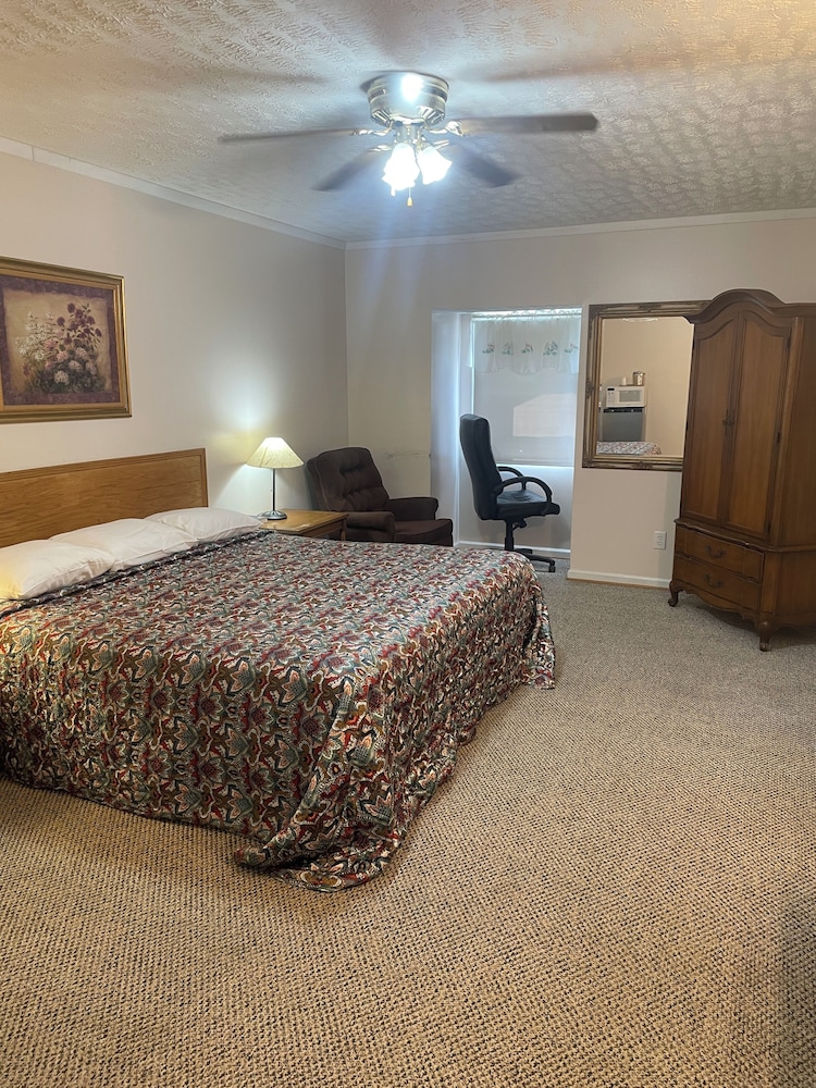 Basic Room, 1 King Bed