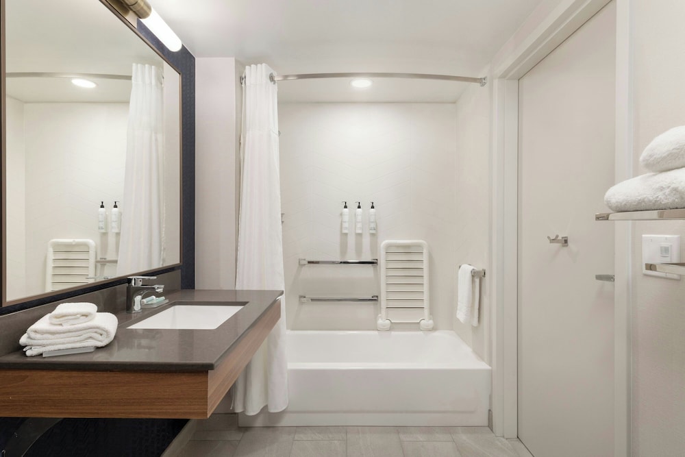 Studio, 2 Queen Beds (Mobility/Hearing Accessible, Tub) - Photo 5