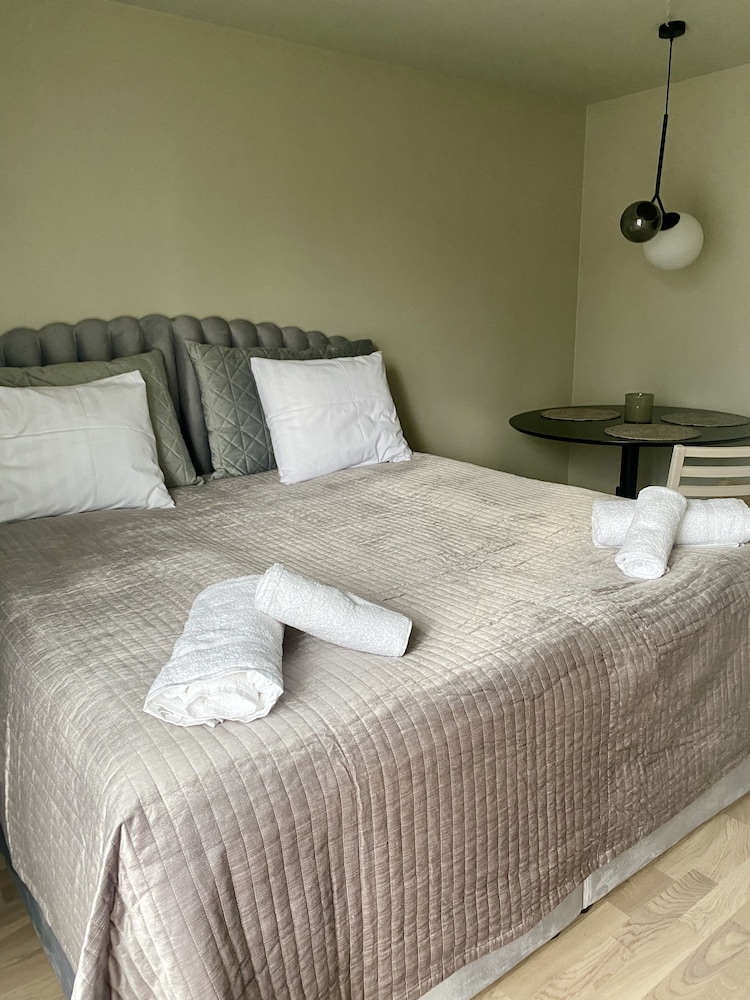 Gardenview Studio (1203)
