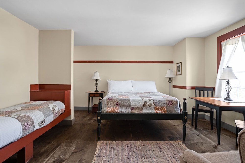 Grand Room, 1 Queen Bed with Twin Bed photo 1
