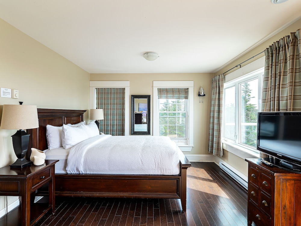 Signature Room, 1 Queen Bed, Patio, Ocean View photo 1