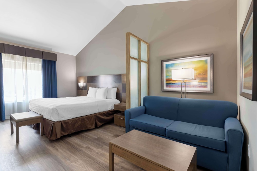 Suite, 1 King Bed, Non Smoking, Refrigerator & Microwave - Photo 2