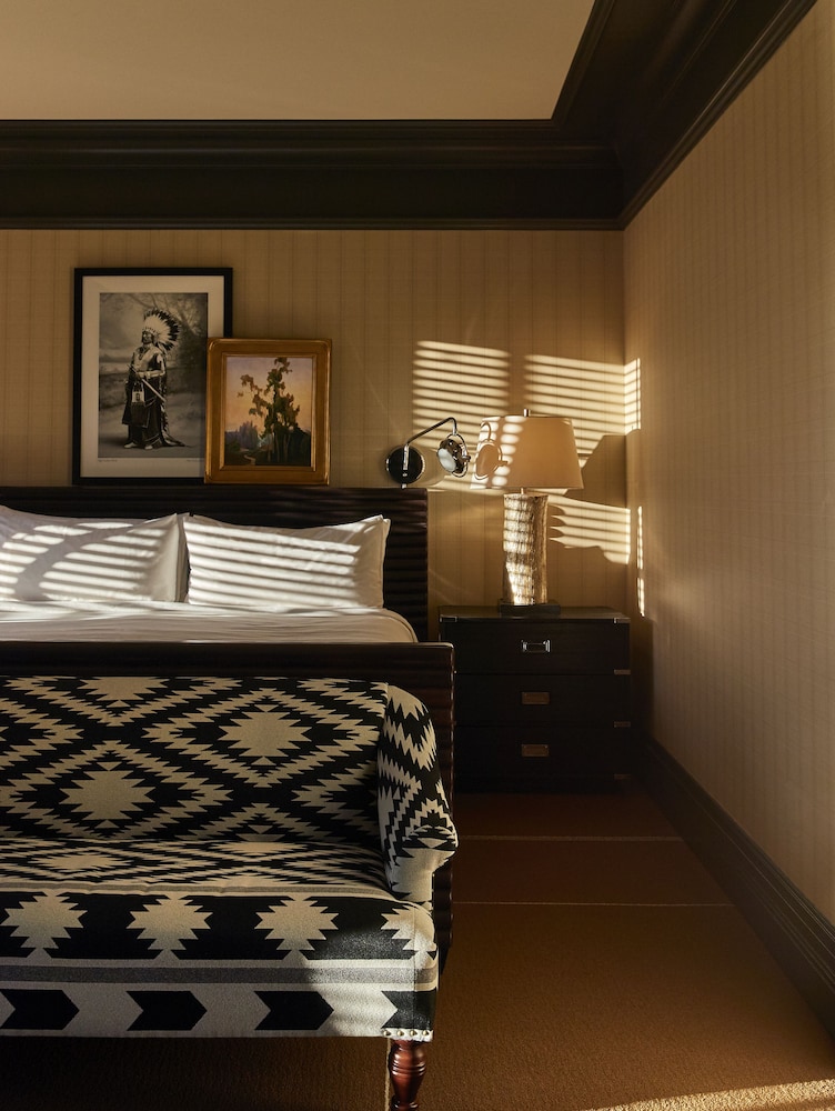 Deluxe Room, 1 King Bed, Hearing Accessible (Mobility/Hearing with Roll-In Shower)