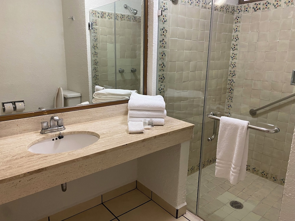 Deluxe Studio, 2 Queen Beds, Non Smoking, Ocean View (Kitchenette, Balcony) - Photo 5