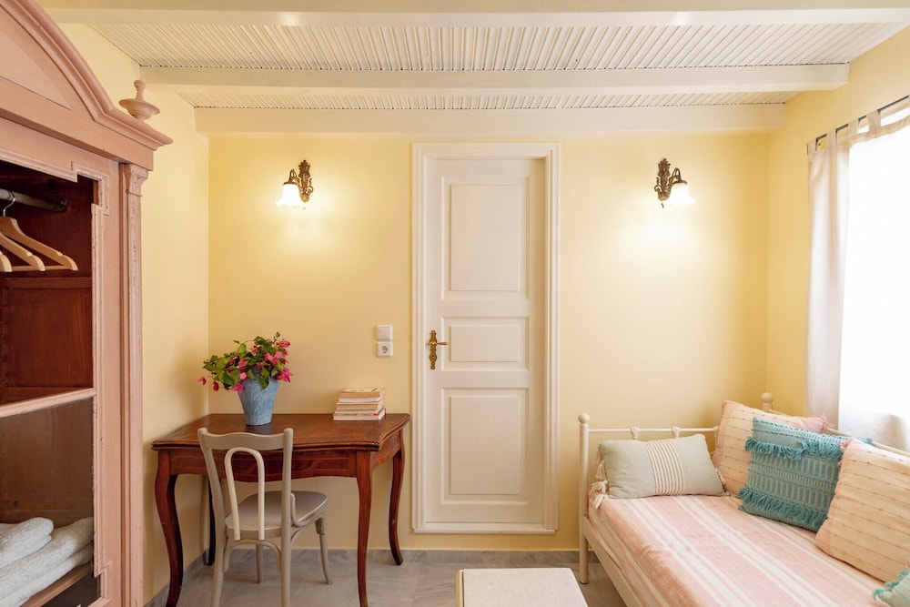 Standard Triple Room, 1 Queen Bed with Sofa bed, Non Smoking, Courtyard View