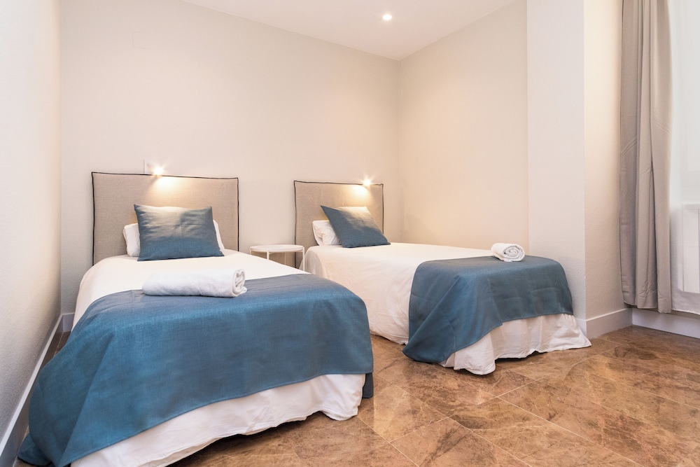 Basic Twin Room, 2 Twin Beds photo 2