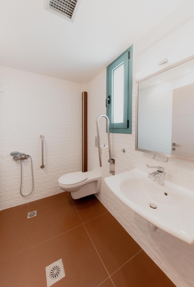 Deluxe Studio | Disability Access - Photo 3