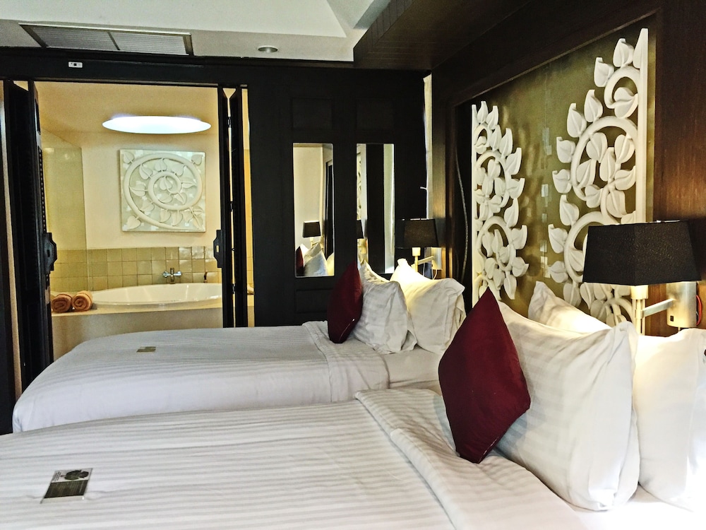 Suite, 2 Bedrooms - Photo 3