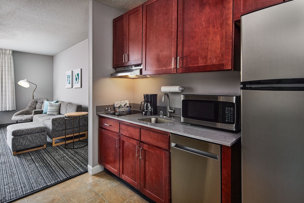 Suite, 1 Bedroom - Photo 7