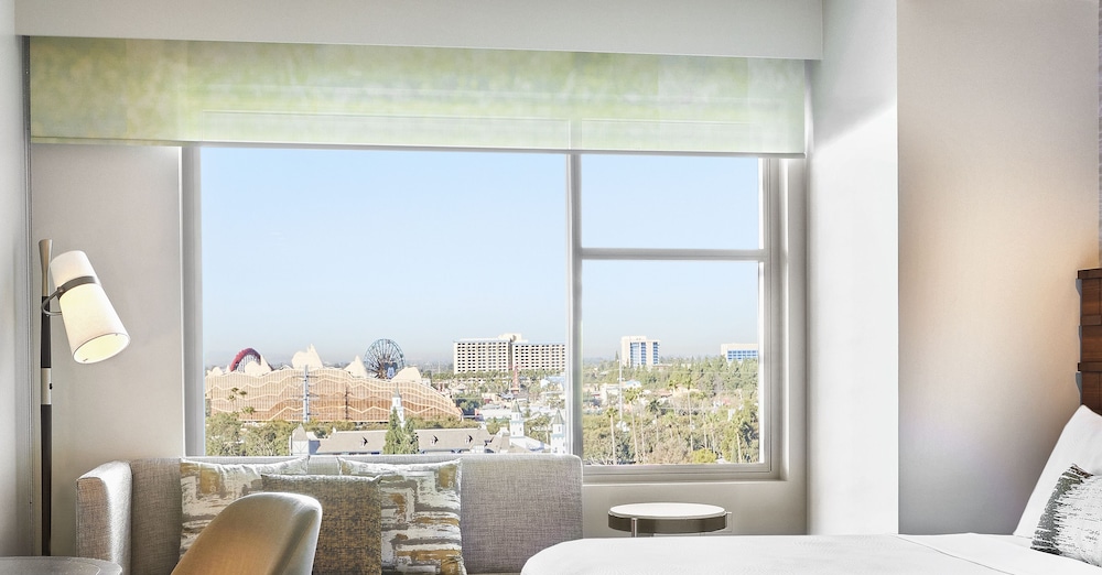 Deluxe Room, 1 King Bed, Park View - Photo 4