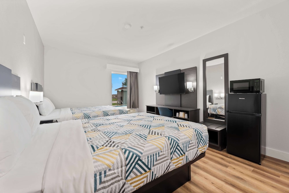 Standard Room, 2 Queen Beds, Non Smoking - Photo 3
