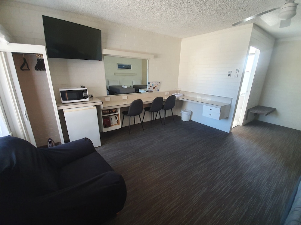 Family room photo 3