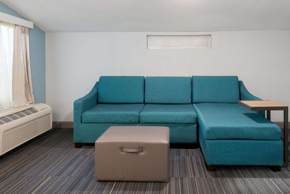 2 Queen Beds w/ Sofabed Larger Room, Non Smoking
