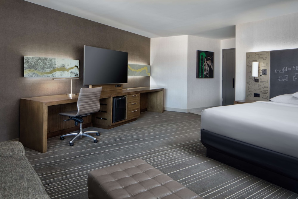 Executive Room, 1 King Bed with Sofa bed - Photo 1